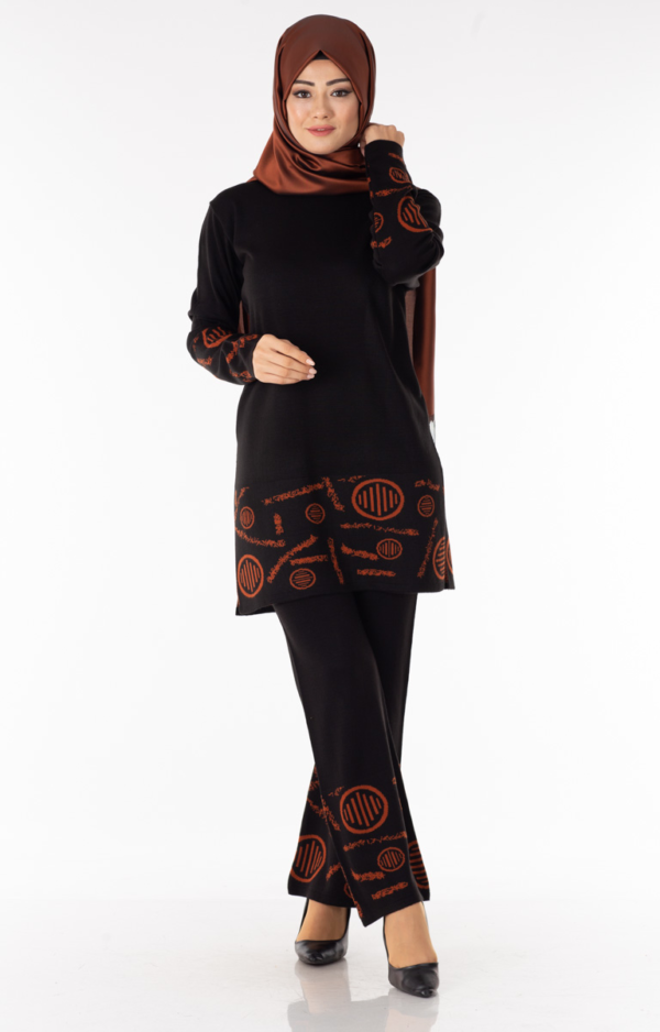 طقم نسائي أسود مطبوع تصميم حديث و جذاب - صناعة تركية