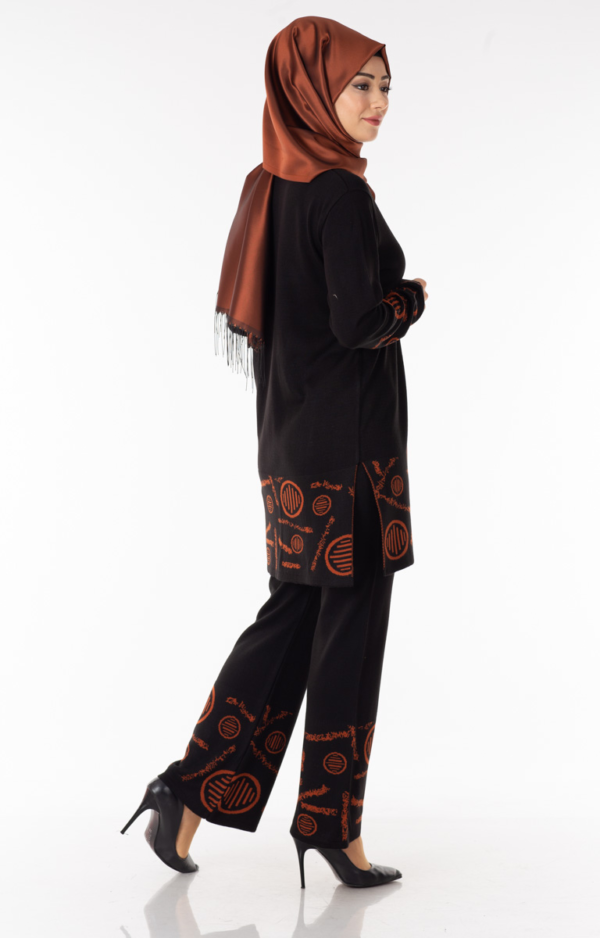 طقم نسائي أسود مطبوع تصميم حديث و جذاب - صناعة تركية