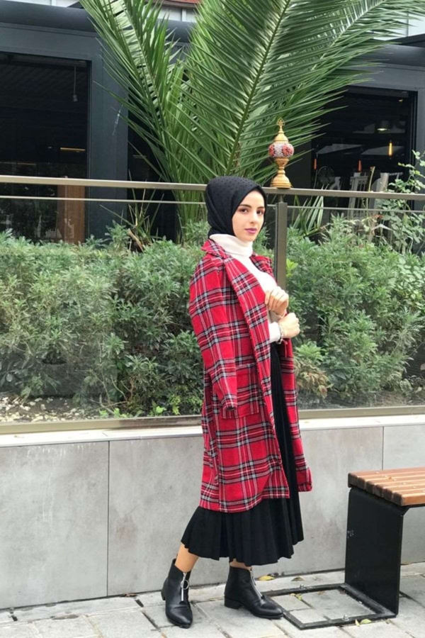 كاب نسائي أحمر مخطط تصميم حديث و جذاب - صناعة تركية