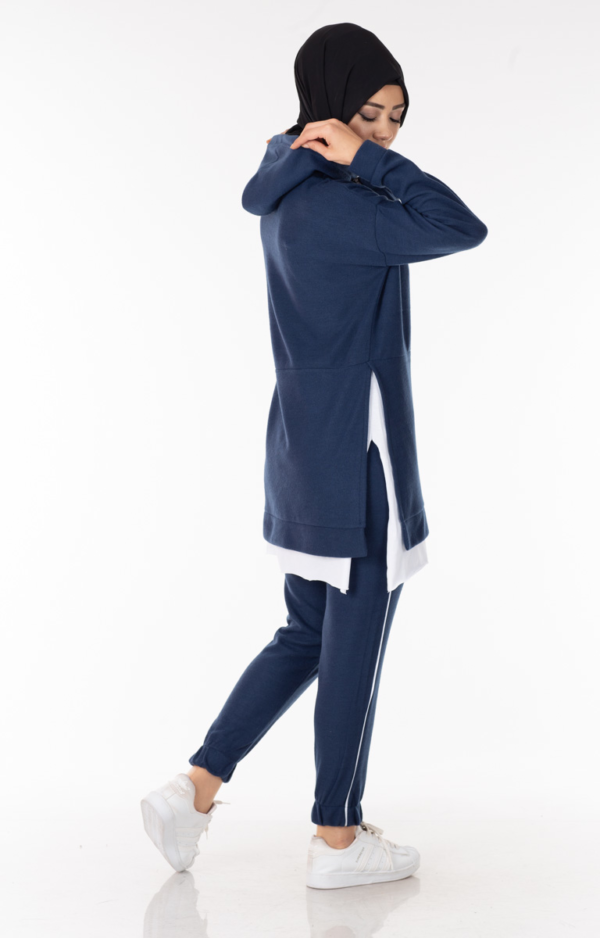 ملابس رياضية نسائية زرقاء داكنة تصميم رائع و جذاب – صناعة تركية