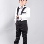 بدلة مناسبات بيضاء وسوداء للأولاد .. موديل وتصميم راقي وحديث