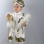 طقم ملابس للأولاد زيتي وبيج فاتح منقوش .. تصميم عثماني – صناعة تركية