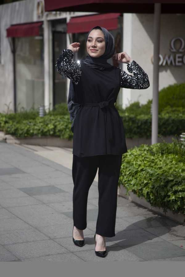 طقم نسائي أسود مع أكمام مزينة تصميم حديث و رائع – صناعة تركية
