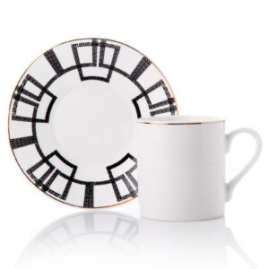 طقم فناجين قهوة أبيض مع أطباق بزخرفة هندسية سوداء تصميم راقي وحديث – صناعة تركية