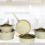 طقم طناجر طهي كريمي بغطاء ذهبي 9 قطع تصميم حديث وراقي – صناعة تركية