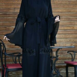 عبائة نسائية سوداء مزخرفة مع حزام الخصر بتصميم رائع وحديث / صناعة تركية – بيع بالجملة