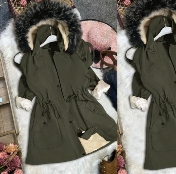 جاكيت مع قبعة فرو للنساء بتصميم حديث وراقي / صناعة تركية - بيع بالجملة