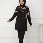 طقم نسائي قطعتين مع طبعات على شكل ورد بتصميم أنيق ورائع / صناعة تركية - بيع بالجملة