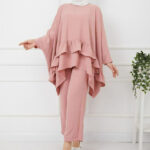 طقم نسائي قطعتين مكشكش بألوان مختلفة تصميم حديث ورائع / صناعة تركية - بيع بالجملة