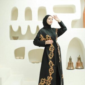 عبائة نسائية سوداء مزخرفة بتصميم رائع وجذاب / صناعة تركية - بيع بالجملة