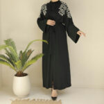 عبائة نسائية سوداء مشكوكة بتصميم حديث وراقي صناعة تركية - بيع بالجملة